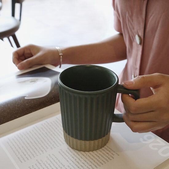 Vertical stripe ceramic coffee mug with lid and retro white speckled glaze