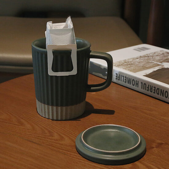 Vertical stripe ceramic coffee mug with lid and retro white speckled glaze